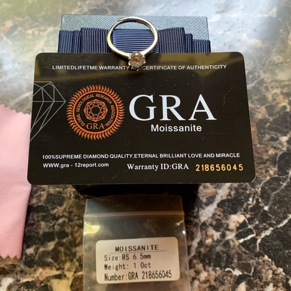 #59 Brilliant white 1 ct moissanite solitaire ring - Picture 8 of 9